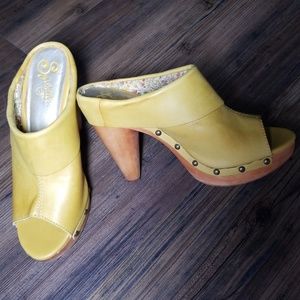Mustard Clogs
